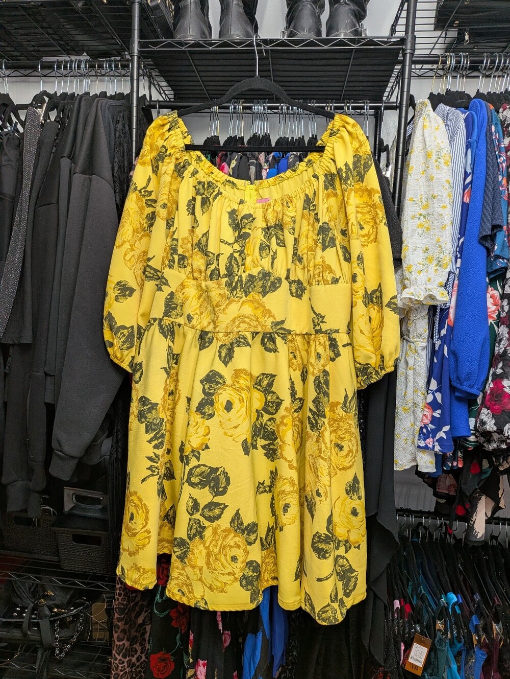 Vacation Dress in Vintage Yellow Roses - Picture 5 of 5